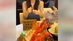 Model Cantik Jual Ikan di Pasar Ternyata Doyan Egg Waffle-Seafood