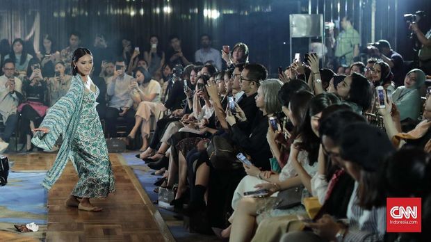 Model memeragakan koleksi busana Bramanta Wijaya bertajuk 