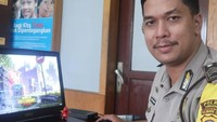 Dede Sumarna adalah polisi berpangkat brigadir di Polsekta Samarinda Kota. Ia hits berkat channel YouTube Omsenanggamer27 yang membagikan aktivitasnya bermain game. Foto: Instagram dedesumarna27