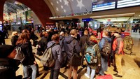 Penumpang berbaris di depan loket informasi Deutsche Bahn. Wolfgang Rattay/Reuters.