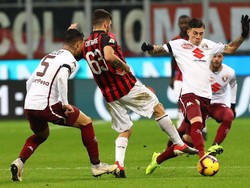 Daniele Baselli berhasil merebut bola dari Patrick Cutrone. Marco Luzzani/Getty Images.
