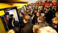 Para penumpang memasuki kereta bawah tanah U-Bahn di stasiun Alexanderplatz. Fabrizio Bensch/Reuters.