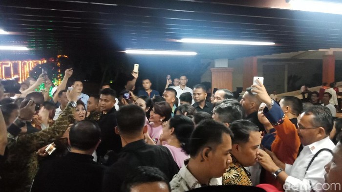 Saat Jokowi Dikepung Relawan untuk Selfie