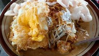 Yang ini dari Semarang, bumbu diracik di piring lalu diberi topping bihun, tauge dan tahu goreng. Lauknya telor ceplok. Mantap. Foto : Instagram @kakilimasemarang