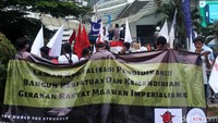 Spanduk tuntutan juga dibentangkan di depan Kemenristekdikti.