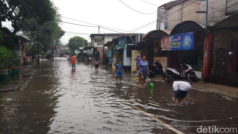 Kali Mampang Meluap, Pasar Jagal Warung Buncit Tergenang Kali Mampang Meluap, Pasar Jagal Warung Buncit Tergenang