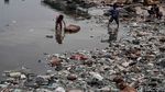 Miris, Laut Penuh Sampah Plastik Jadi Taman Bermain Anak-anak