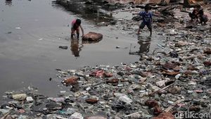 Miris, Laut Penuh Sampah Plastik Jadi Taman Bermain Anak-anak