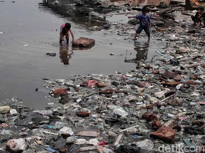 Miris, Laut Penuh Sampah Plastik Jadi Taman Bermain Anak-anak