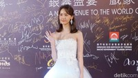Yoona SNSD turut hadir di acara Festival Film Macau. Ia tampak cantik menawan dengan gaun putih panjang seperti seorang putri.  Foto: Delia Arnindita Larasati/detikHOT