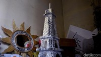 Salah hasil karya Edi adalah hiasan menara Eiffel.