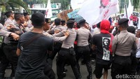 Sejumlah mahasiswa yang tergabung Serikat Mahasiswa Indonesia (SMI) dan polisi saling dorong di depan Kemenristekdikti, Jakarta.