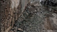 Beginilah kondisi air laut yang mengucur dari retakan tanggul dan mengguyur kearah pemukiman warga.