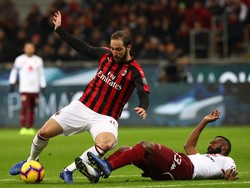 Gonzalo Higuain ditakel Nicolas Nkoulou. Marco Luzzani/Getty Images.