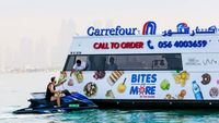 Wisatawan membeli barang di supermarket terapung Aqua Pod di Dubai (CNN Travel)