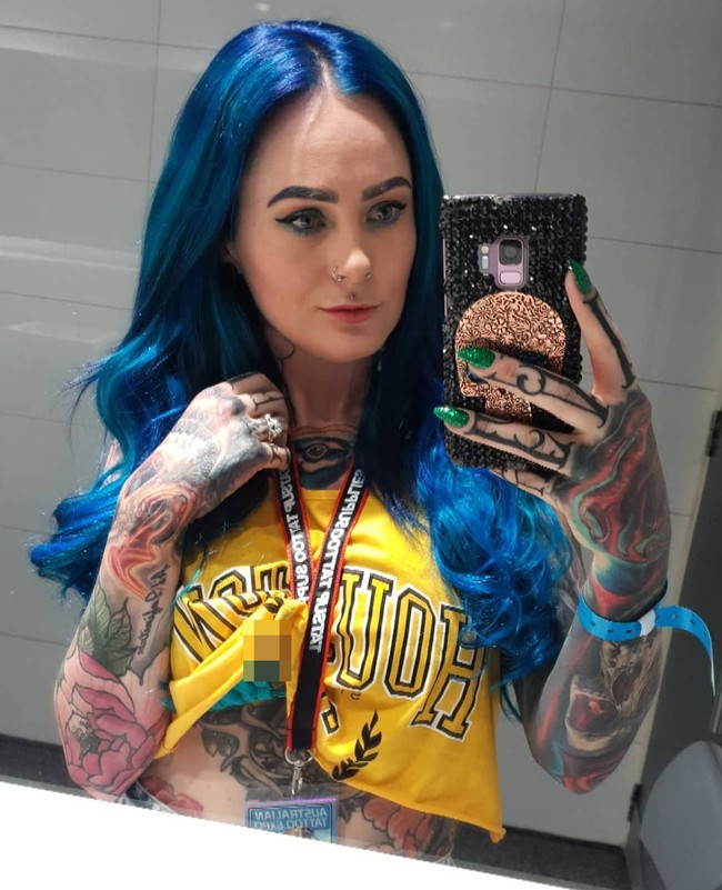 Karena tatonya yang sangar, Sarah dianggap sebagai wanita pemberontak. Padahal Sarah murni mencintai seni tato. (Foto: Instagram @rosesarered_23)