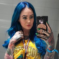 Karena tatonya yang sangar, Sarah dianggap sebagai wanita pemberontak. Padahal Sarah murni mencintai seni tato. (Foto: Instagram @rosesarered_23)