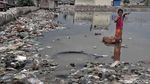 Miris, Laut Penuh Sampah Plastik Jadi Taman Bermain Anak-anak
