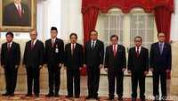 Pelantikan juga dihadiiri para menteri Kabinet Kerja.