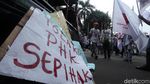 Pedemo dan Polisi Saling Dorong di Depan Kemenristekdikti