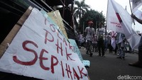 Demonstrasi yang digelar itu salah satu diantaranya adalah tuntutan menolak perihal PHK sepihak.