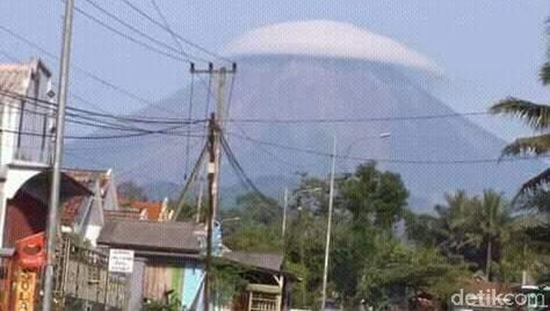 Viral Penampakan Gunung Semeru yang 'Bertopi' Awan