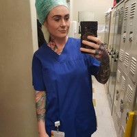 Kenalan dengan Sarah Gray. Dia adalah seorang dokter cantik tapi sangar dengan tato di sekujur tubuhnya. (Foto: Instagram @rosesarered_23)