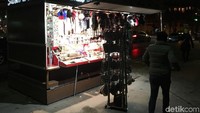 Menjelang malam, kafe-kafe tetap buka, penjual souvenir juga mulai keluar lagi, seolah-olah tidak terjadi apa-apa sehari sebelumnya.
