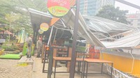 Dari video yang sebelumnya diunggah BPBD DKI tampak angin kencang membuat atap food court yang terbuat dari seng tersebut lepas. Atap tertiup angin hingga menimbulkan suara keras. Pohon-pohon juga tampak tertiup angin kencang. Orang-orang yang awalnya berteduh di bawah atap langsung berlarian. 