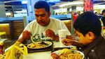 Gaya Makan Asyik Polisi Gamer dan YouTuber, Dede Sumarna