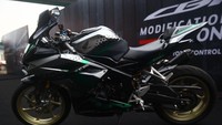 Beginilah penampilan motornya yang diikuti dalam ajang kontes modifikasi. Dan langsung menyabet juara 2. Rafael pun senang bukan kepalang.