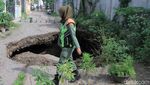Penampakan Lubang Besar yang Menganga di Bandung