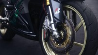 Rafael mengubah master rem Brembo satu paket sama tabung rem agar terlihat lebih macho. Ganti brake line, biar makin pakem dan makin enak lagi. Selang rem juga diganti brembo biar makin mantap, dan sokbreker belakang ganti Ohlins biar nyaman buat harian.