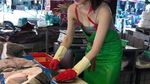 Model Cantik Jual Ikan di Pasar Ternyata Doyan Egg Waffle-Seafood