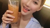 Sama seperti warga Taiwan lainnya, Liu juga doyan minum milktea. Menurut kamu, lebih manis mana nih, Liu atau milktea yang ia genggam? (Foto: Facebook Liu Pengpeng)