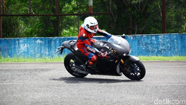 Tercatat 10 orang terpilih sukses menunggangi motor yang dibanderol seharga Rp 7,6 miliar ini. Para orang pilihan tersebut berasal dari beragam wilayah di Indonesia.
