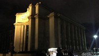Suhu udara yang hanya 5 derajat celcius tidak menyurukan orang-orang untuk berjalan kaki dan berfoto ria di sekitar bundaran Trocadero dan Menara Eiffel.