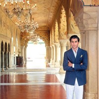 Berwajah tampan, sang pangeran juga dikenal memiliki gaya busana yang modis di India. Di tahun ini, ia didapuk sebagai Pria Paling Stylish 2018 versi GQ India. Foto: Dok. Instagram @pachojaipur