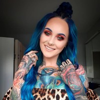 Meski pekerjaannya sangat terhormat, Sarah mengaku sering mendapat perlakuan kurang menyenangkan dari pelayan toko. (Foto: Instagram @ rosesarered_23)