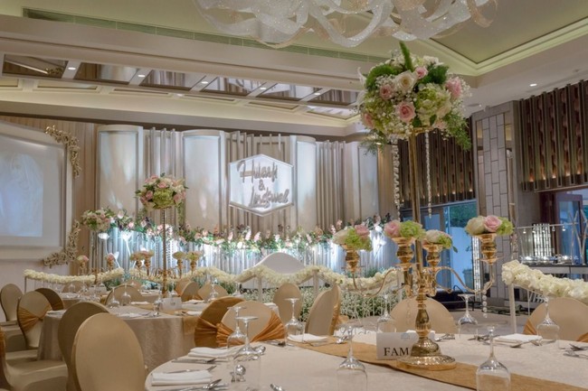 Terdapat papan bertulisan Hulaefi & Lindswell di backdrop pelaminan. Lagi-lagi, ini merupakan permintaan kedua mempelai sendiri. Foto: Dok. White Pearl Decoration