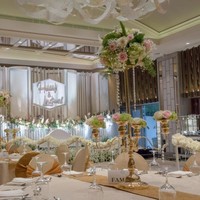 Terdapat papan bertulisan Hulaefi & Lindswell di backdrop pelaminan. Lagi-lagi, ini merupakan permintaan kedua mempelai sendiri. Foto: Dok. White Pearl Decoration