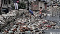 Problem sampah plastik di laut tengah disorot usai paus sperma mati di Wakatobi dengan temuan sampah plastik di perutnya. Terlebih lagi, Indonesia juga masih disorot dunia karena menjadi negara kontributor sampah plastik di lautan, nomor dua terbanyak setelah China.