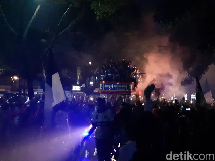 Juara Liga 1, Persib U-16 dan U-19 Diarak Keliling Bandung