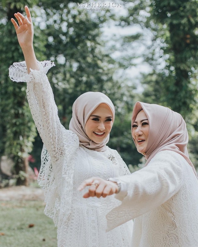 Indah Nada Puspita bisa menjadi inspirasi bagi pasangan yang tak ingin memiliki foto biasa di hari bahagianya. Foto milik Nada tak hanya tentang pasangan, namun melibatkan keluarganya.    Instead of having a pre wedding photo, I decide to have a pre wedding family picture, both family. Jadi filosofinya kaya kedua keluarga melepas anak anaknya untuk menempuh hidup baru gitu, dan kita jadi keluarga besar hehe. I wanted the picture to look just simple and natural, katanya. Foto: Dok. Instagram @indahnadapuspita