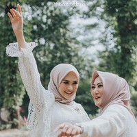 Indah Nada Puspita bisa menjadi inspirasi bagi pasangan yang tak ingin memiliki foto biasa di hari bahagianya. Foto milik Nada tak hanya tentang pasangan, namun melibatkan keluarganya.    Instead of having a pre wedding photo, I decide to have a pre wedding family picture, both family. Jadi filosofinya kaya kedua keluarga melepas anak anaknya untuk menempuh hidup baru gitu, dan kita jadi keluarga besar hehe. I wanted the picture to look just simple and natural, katanya. Foto: Dok. Instagram @indahnadapuspita