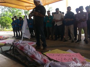 Hari HAM, Massa Salati Jenazah Plt Gubernur Aceh
