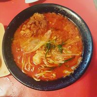 Sluurp! Makan Malam dengan Semangkuk Ramen Pedas Dengan Topping Ayam 