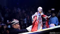 Selama ini wayang golek identik dengan pertunjukan untuk orang tua dan membosankan. Dengan banyaknya anak muda yang tertarik nonton, wayang golek masih akan bertahan di masa depan. (Wisma/detikTravel)