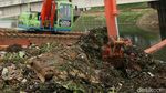 Pembersihan Sampah Dari Kanal Banjir Timur
