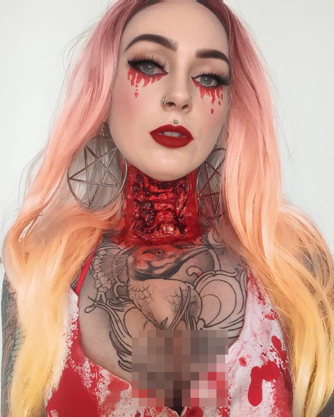 Pelayan toko sering melayani customer lain lebih dulu dan tidak pernah melakukan kontak mata denganku, kata Sarah kepada Daily Mail Australia. (Foto: Instagram @ rosesarered_23)